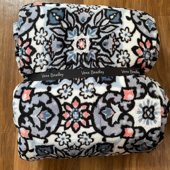 NWT Vera Bradley Throw Blanket - Picture 2 of 3